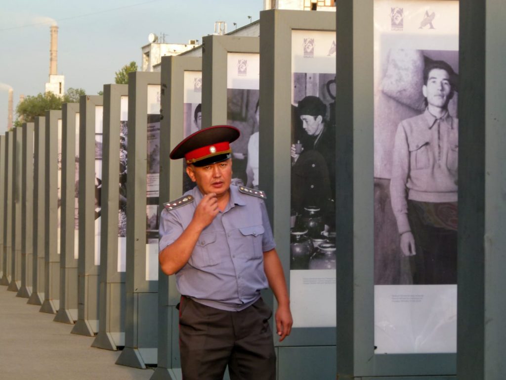 Kirghizistan, Bishkek. Poliziotto alla mostra di fotografie.