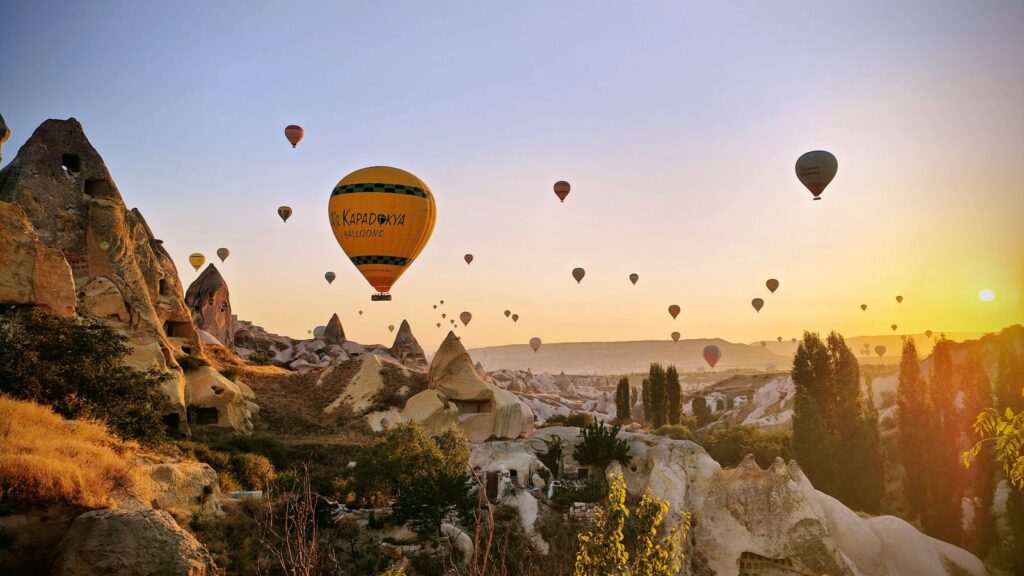Turchia, Cappadocia, mongolfiere all'alba nella valle dei Piccioni dal terrazzo di casa. Foto di Enrico Radrizzani
