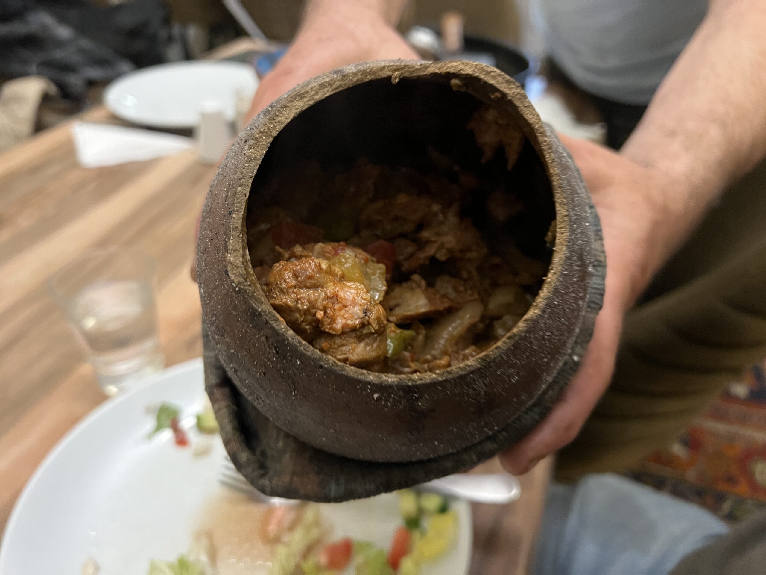 Testi kebab, l'anfora appena aparta