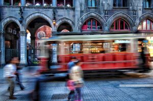 Istanbul, Istiklal caddesi, il tram storico. Foto di Anna Serrano.