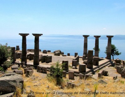 Yoga e storia, praticare nei siti romani e greci della costa egea