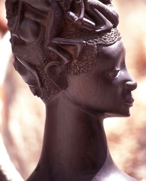 Mozambico, artigianato. Busto di donna in legno.