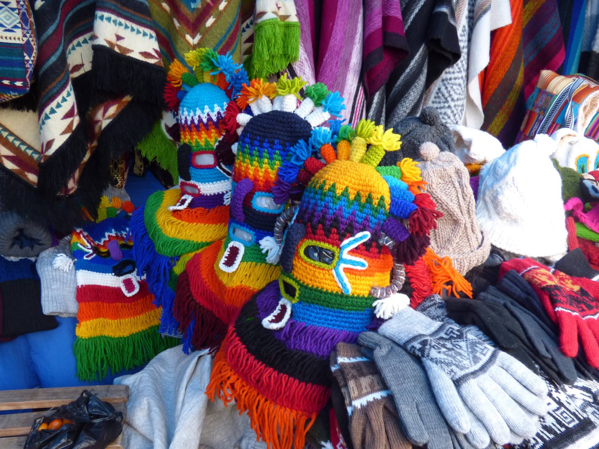 Ecuador, artigianato locale. Foto di Urbano Zavonello