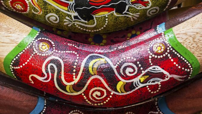 Australia, boomerang dipinti con i motivi tipici degli aborigeni