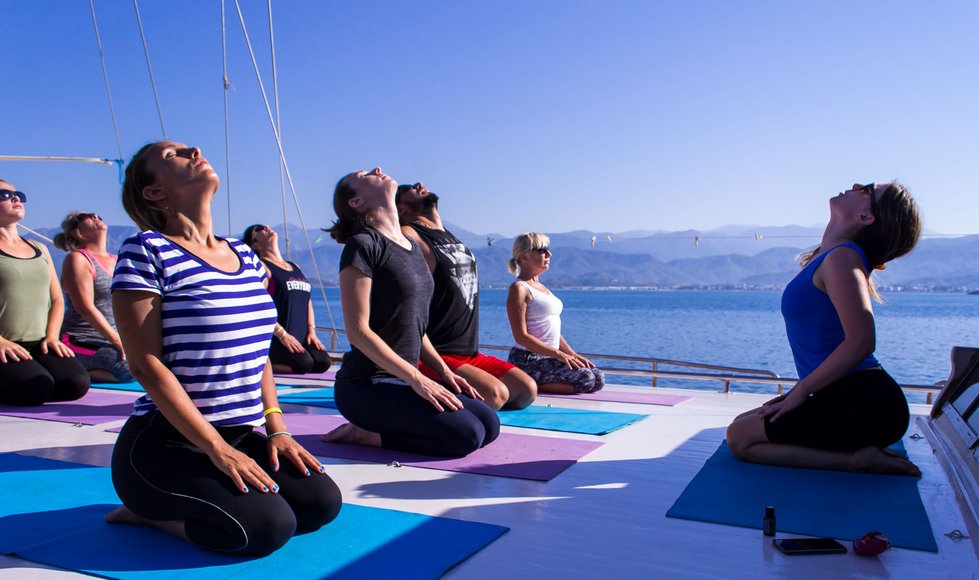 Sull'ampio ponte del caicco praticando yoga