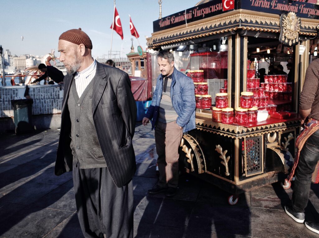 Istanbul, Eminönü. Venditore di sottaceti