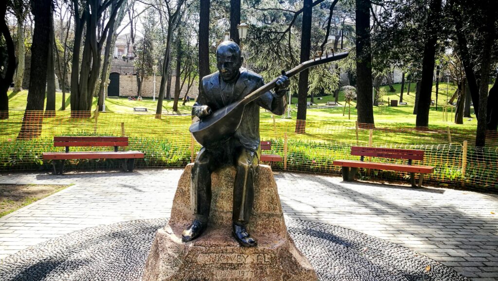 Asik Veysel, la sua statua a Istanbul al parco Gulhane